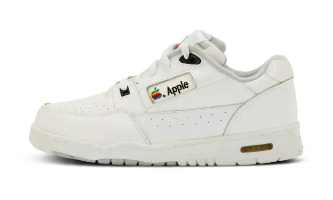 Lấn sân sang mảng thời trang xa xỉ, Apple bán giày thể thao với giá gần 1,2 tỷ đồng