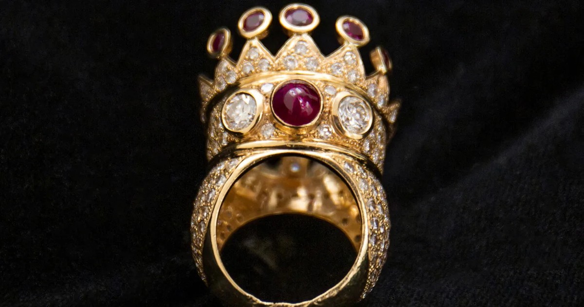 Chiếc nhẫn tự thiết kế của rapper Tupac Shakur được bán đấu giá hơn 1 triệu USD