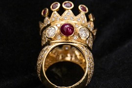 Chiếc nhẫn tự thiết kế của rapper Tupac Shakur được bán đấu giá hơn 1 triệu USD