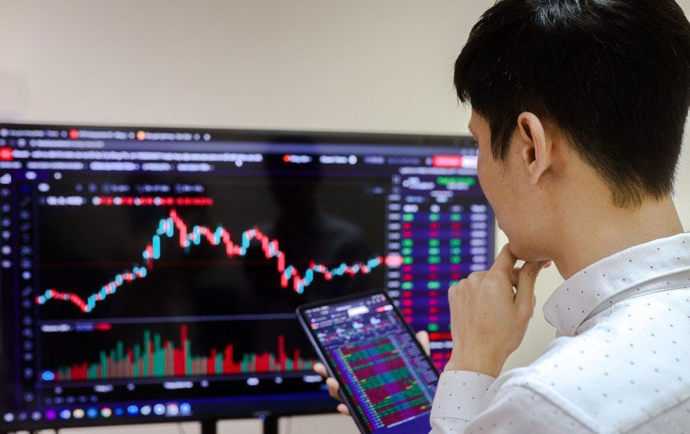 Thị trường chứng khoán năm 2024: Rồng bay lên hay rồng bay xuống?