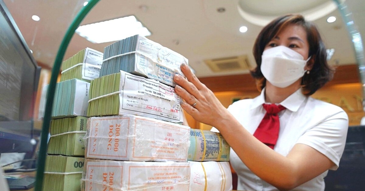 Người dân gửi tiền vào ngân hàng bất chấp lãi suất thấp, điều gì đang diễn ra trên thị trường?