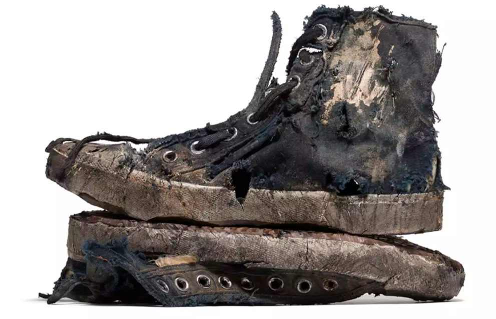 Balenciaga ra mắt chiếc vòng tay “cuộn băng dính” trị giá 3.300 USD 4
