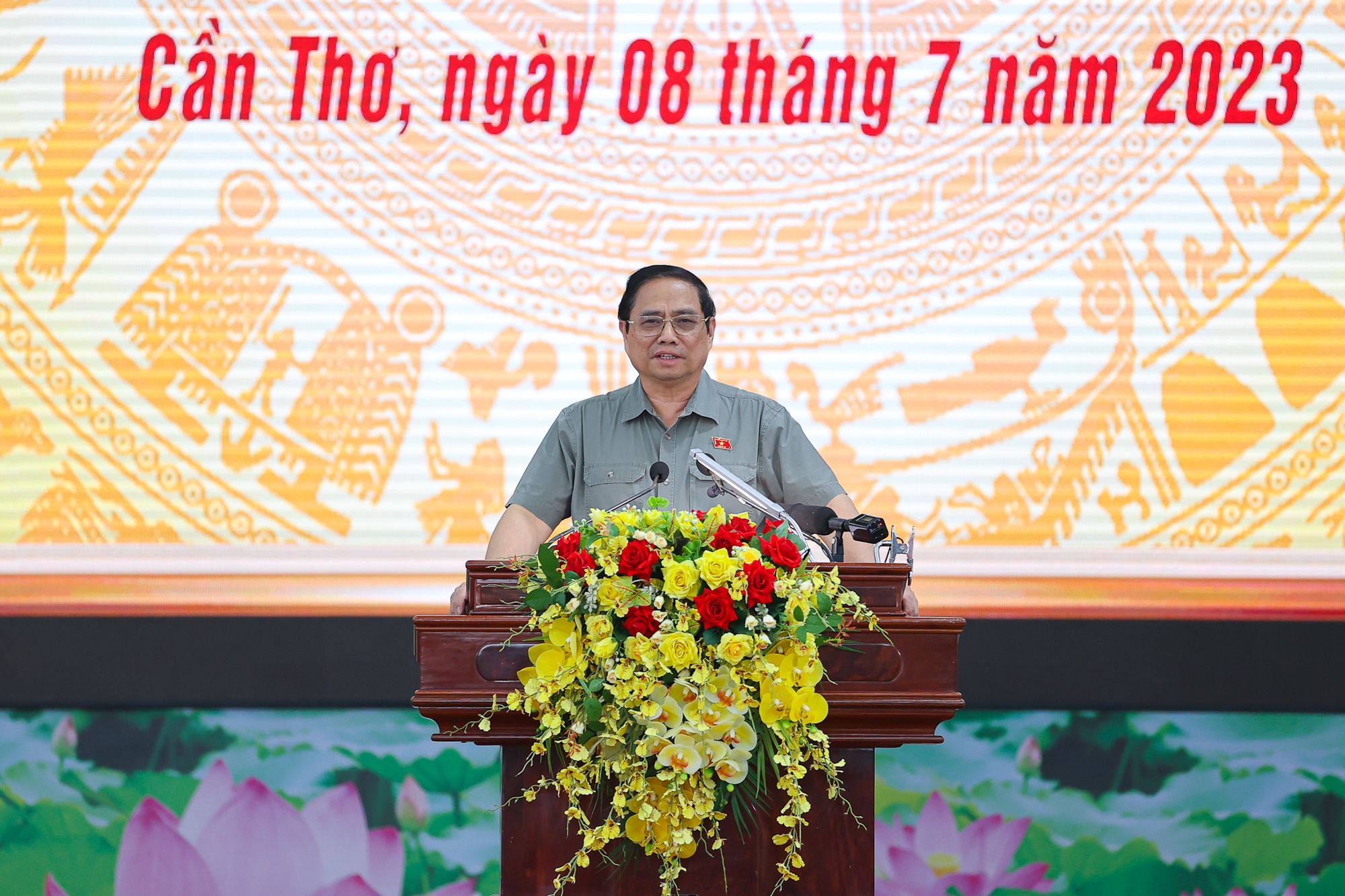 Thủ tướng hoan nghênh các công việc đã được các bộ, ngành và các địa phương vùng Đồng bằng sông Cửu Long triển khai thời gian qua về đầu tư công, phát triển kết cấu hạ tầng giao thông - Ảnh: VGP/Nhật Bắc