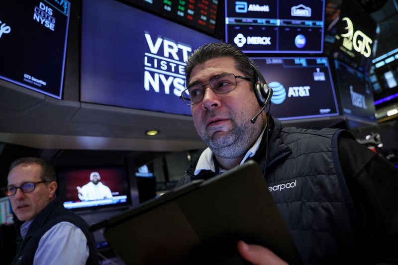 S&P 500 và Nasdaq chấm dứt chuỗi 5 phiên tăng điểm