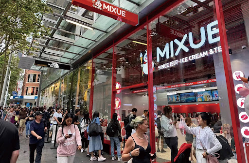 Bộ đôi sáng lập Mixue trở thành tỷ phú nhờ trà sữa 1 USD 4