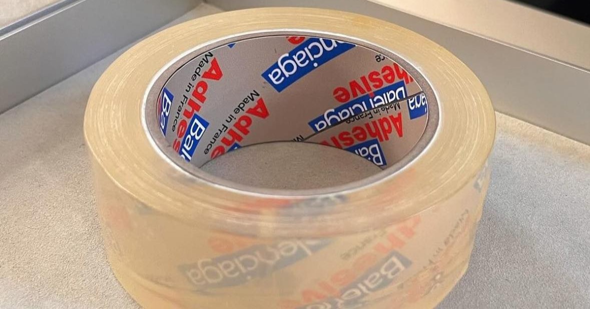 Balenciaga ra mắt chiếc vòng tay “cuộn băng dính” trị giá 3.300 USD