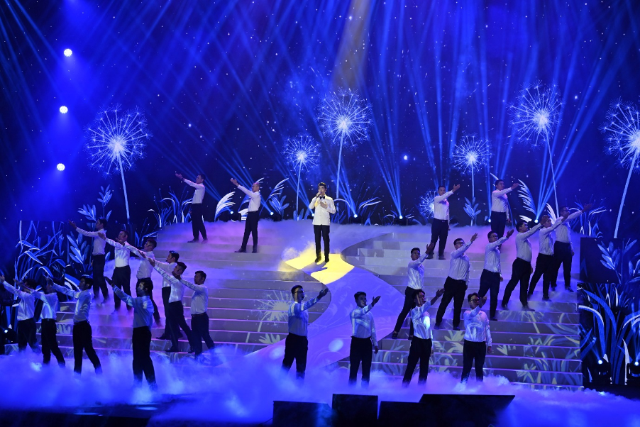 Visual cực đỉnh của Phó Chủ tịch SHB Đỗ Quang Vinh cùng Mashup nhạc đỏ 'đốn tim' người xem 2