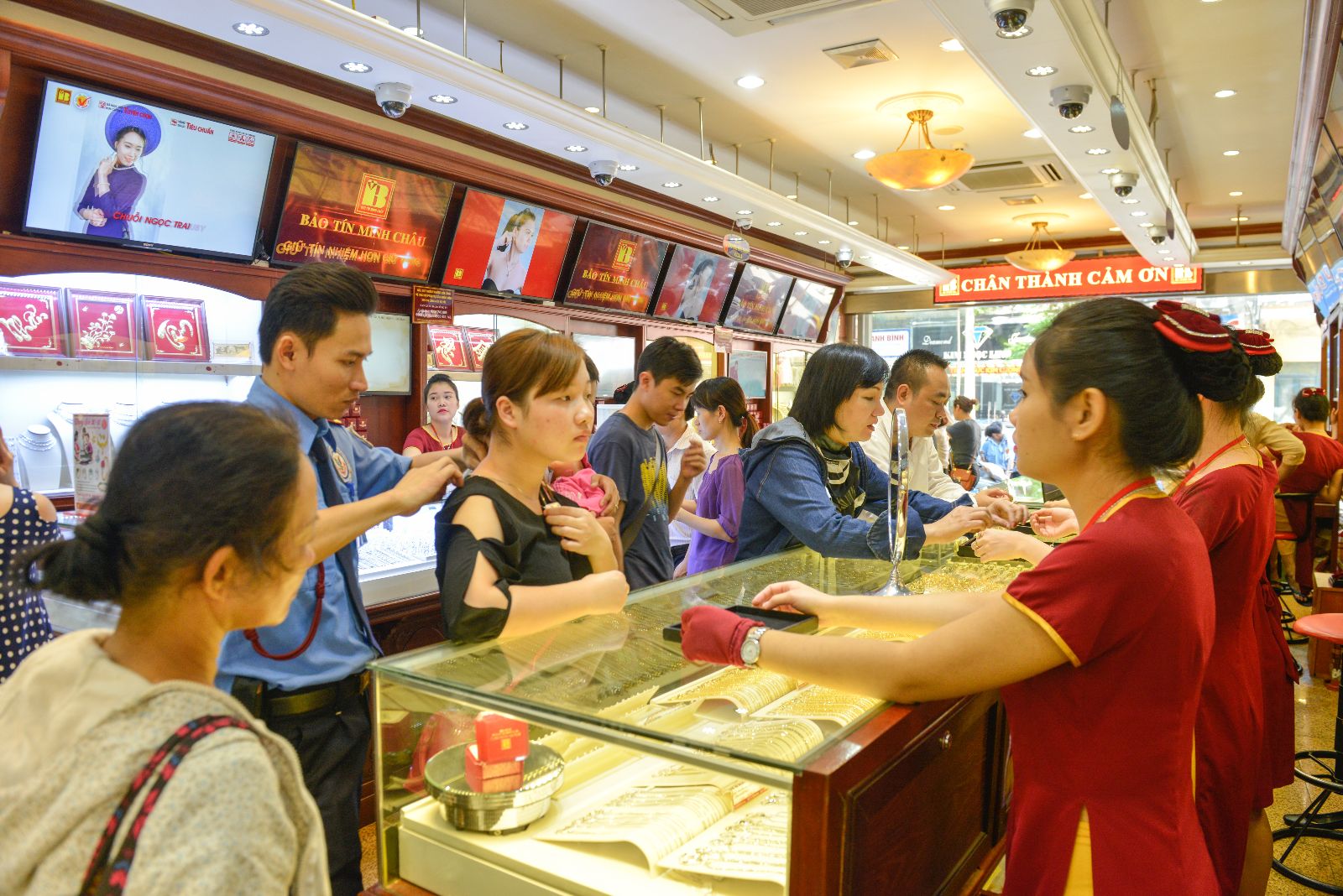 Sát ngày vía Thần tài, giá vàng lùi về mốc 78 triệu đồng/lượng, người dân có nên 'móc hầu bao'? 2
