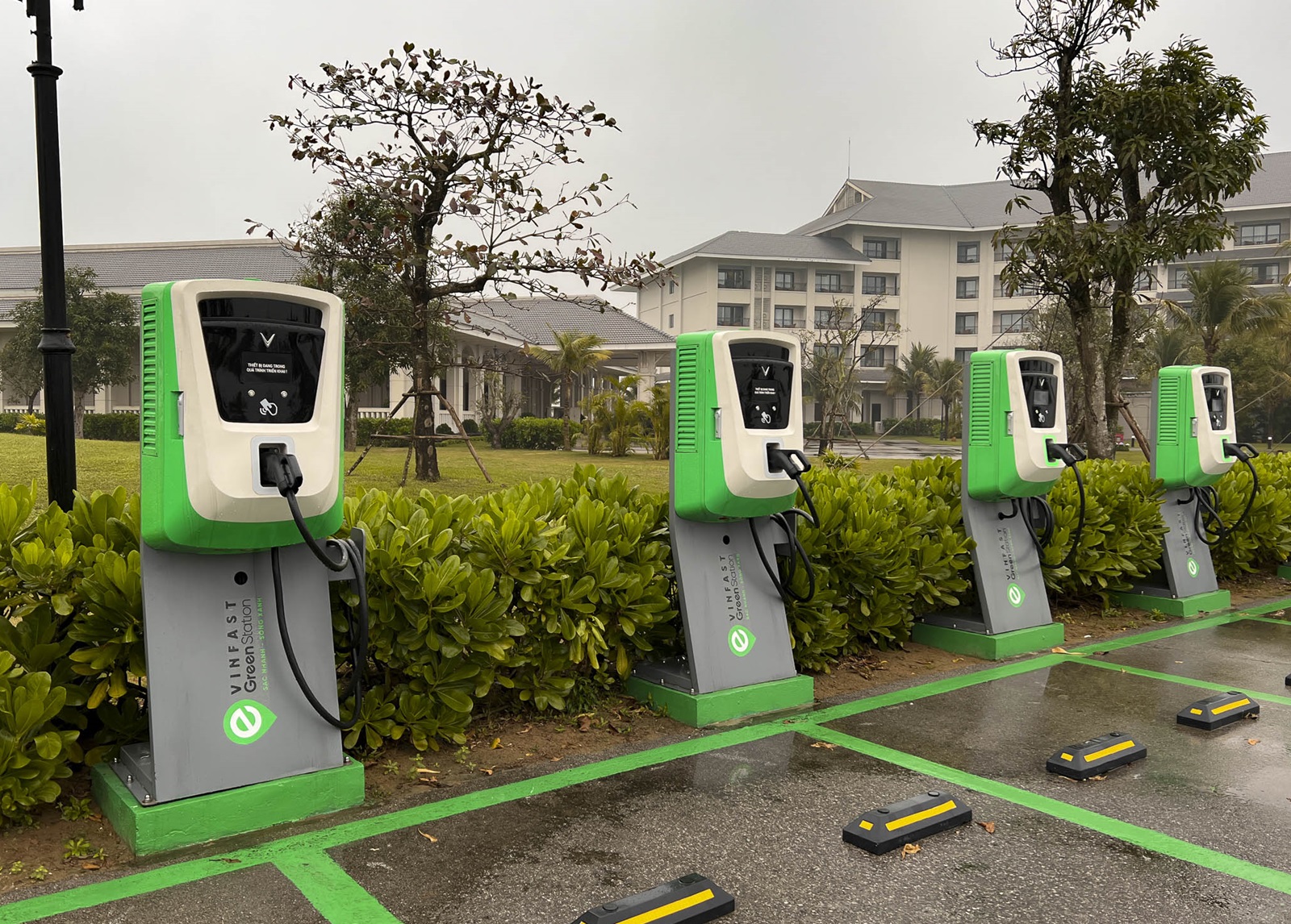 Sạc xe điện ngoài trời mưa có an toàn không?