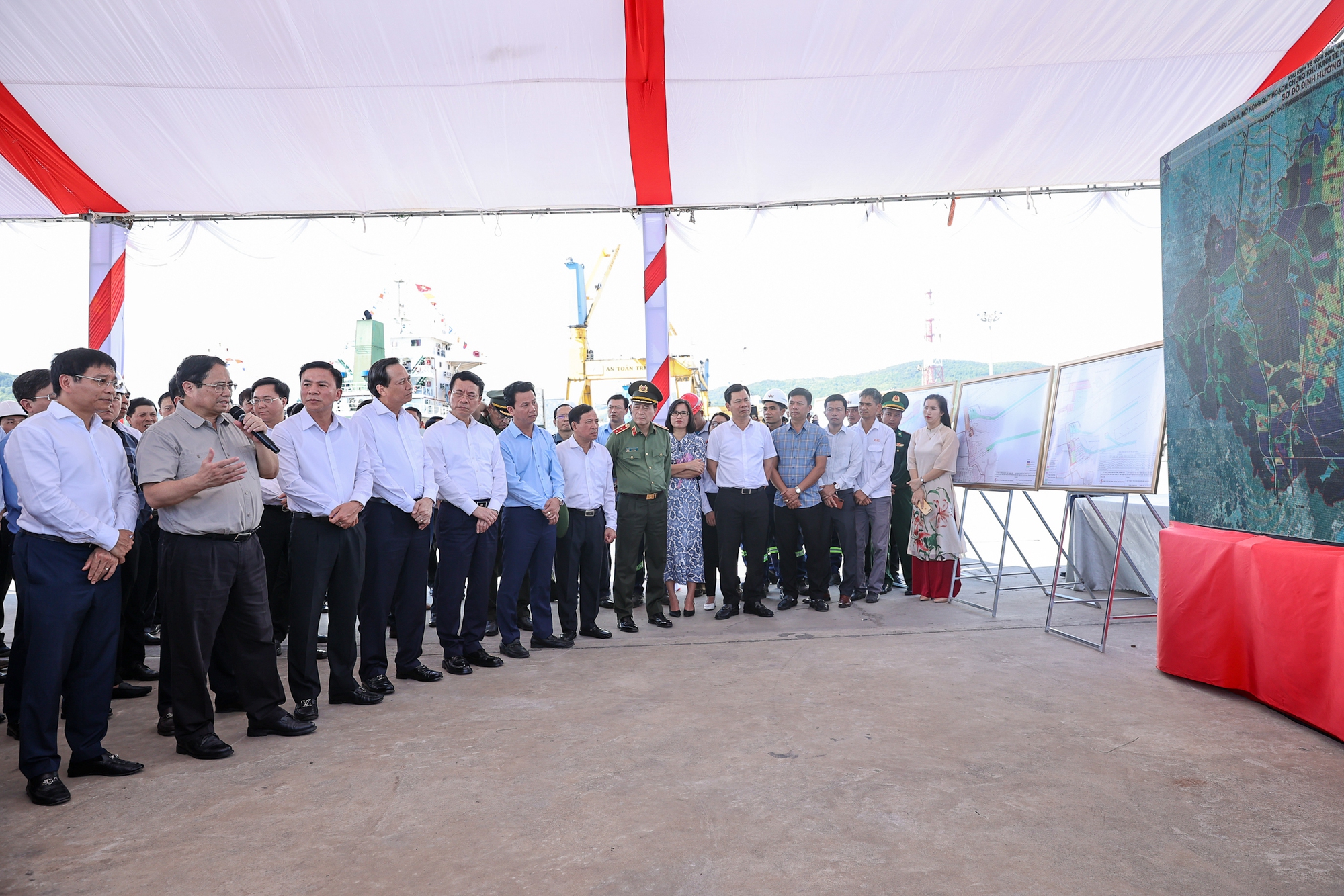 Thủ tướng kiểm tra thực tế nhà máy Lọc hóa dầu Nghi Sơn Thanh Hóa  5