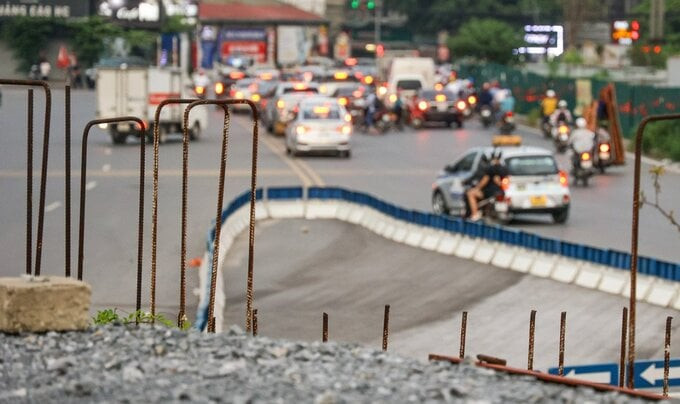 Lý giải nguyên nhân đại lộ nghìn tỷ thông xe 4 năm nhưng cầu vượt vẫn bị 'bỏ xó', cốt thép rỉ sét lởm chởm như chông 3