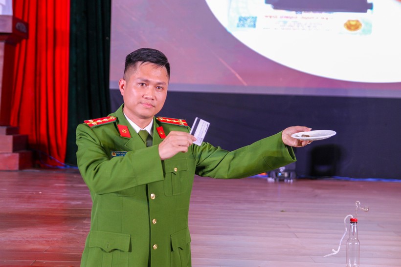 SV Huế hào hứng tập huấn kỹ năng dùng mạng xã hội, phòng chống ma túy học đường 12