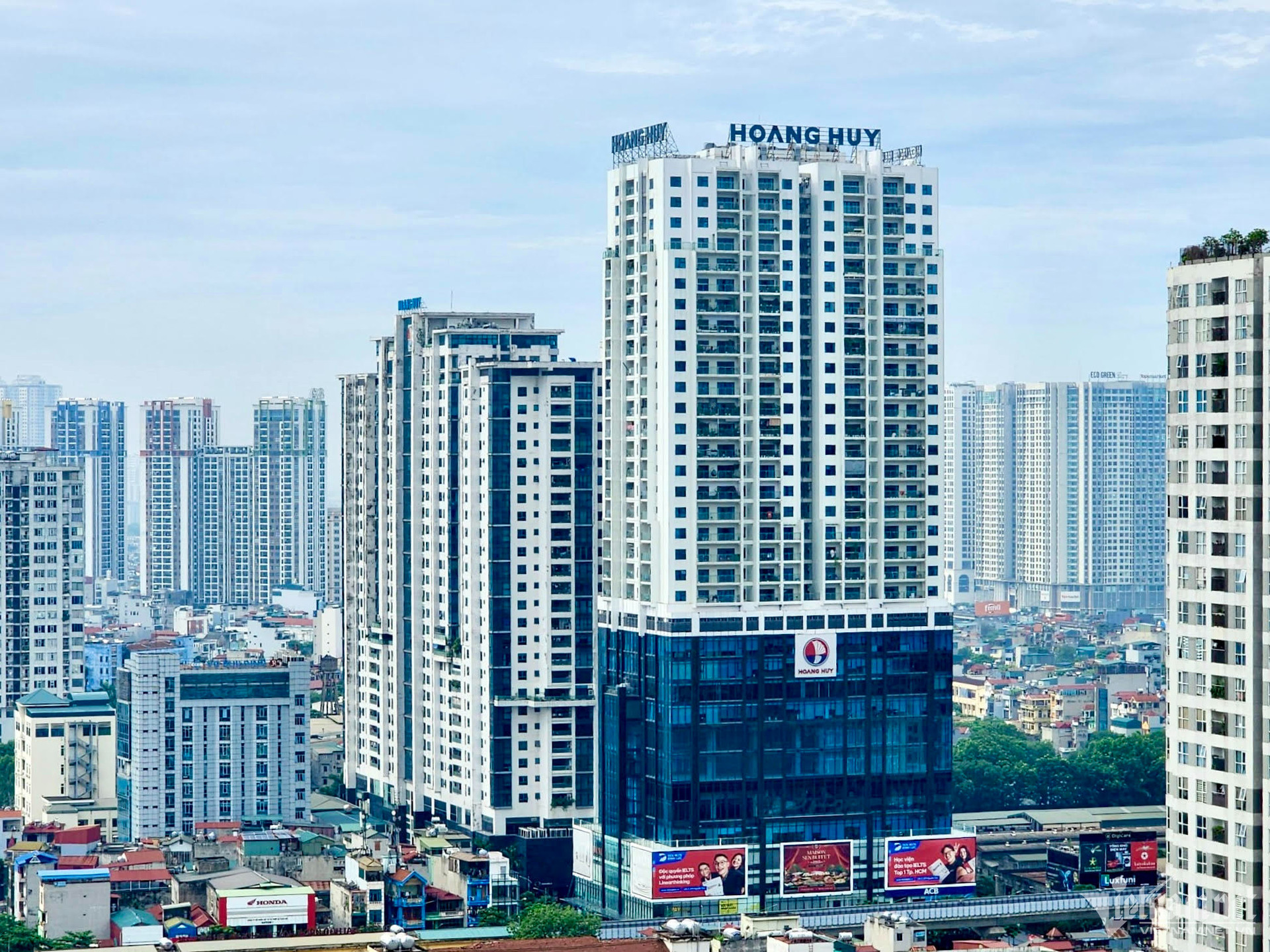 Sẵn 2 tỷ, chốt mua nhà vùng ven hay 'ôm tiền' chờ chung cư giảm giá?