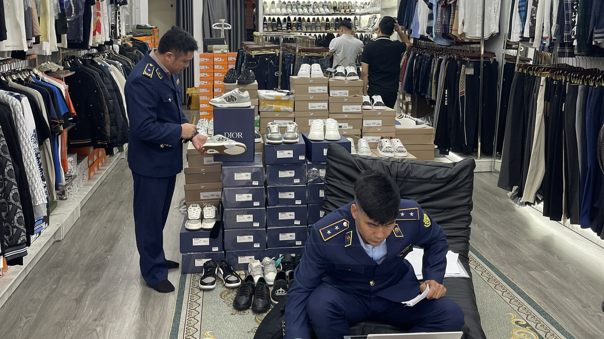 Bị phạt trên 100 triệu đồng vì bán hàng hoá giả mạo nhãn hiệu