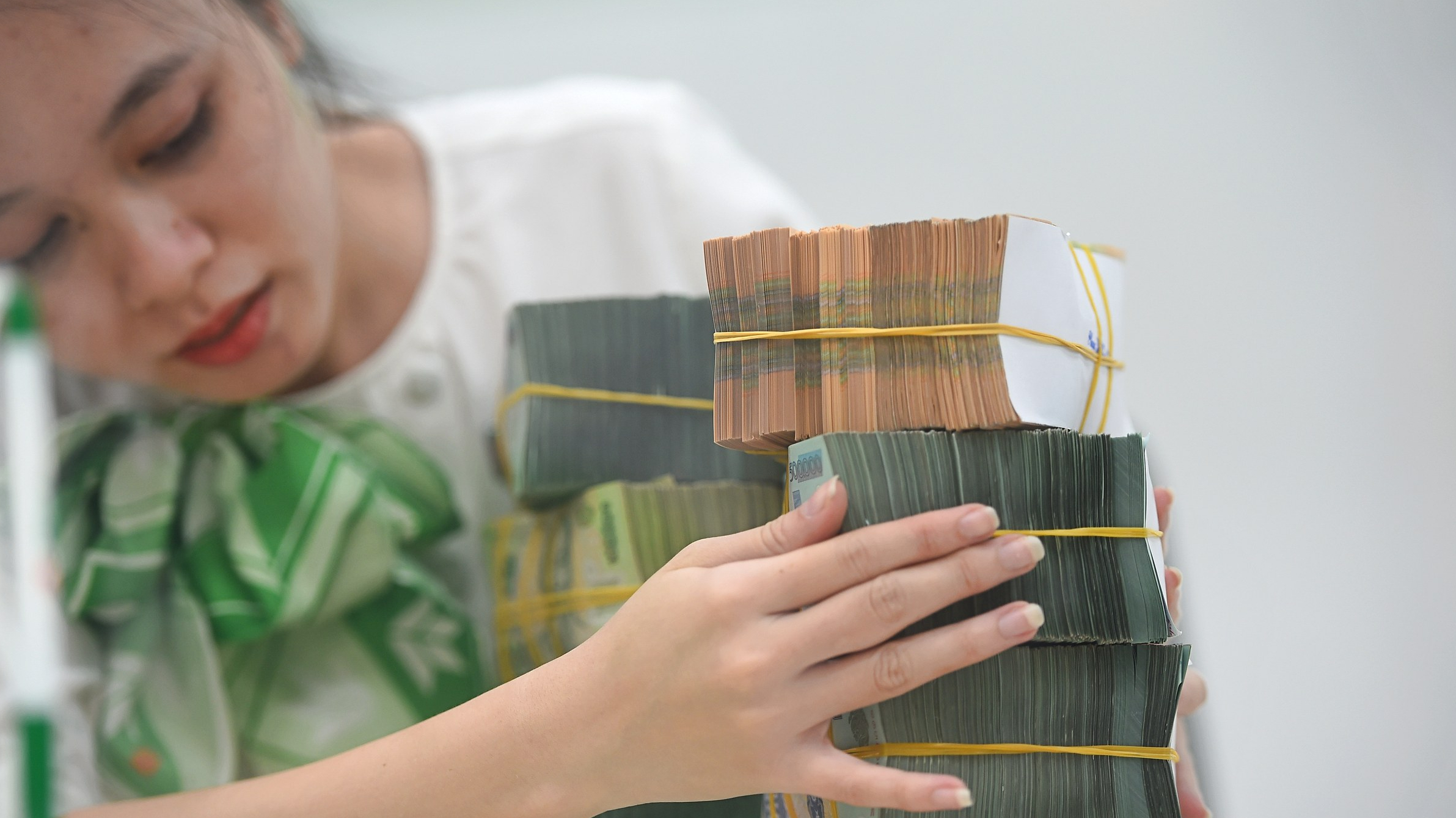 Hàng loạt ngân hàng mang về 'trái ngọt' khi đổ tiền vào chứng khoán đầu tư