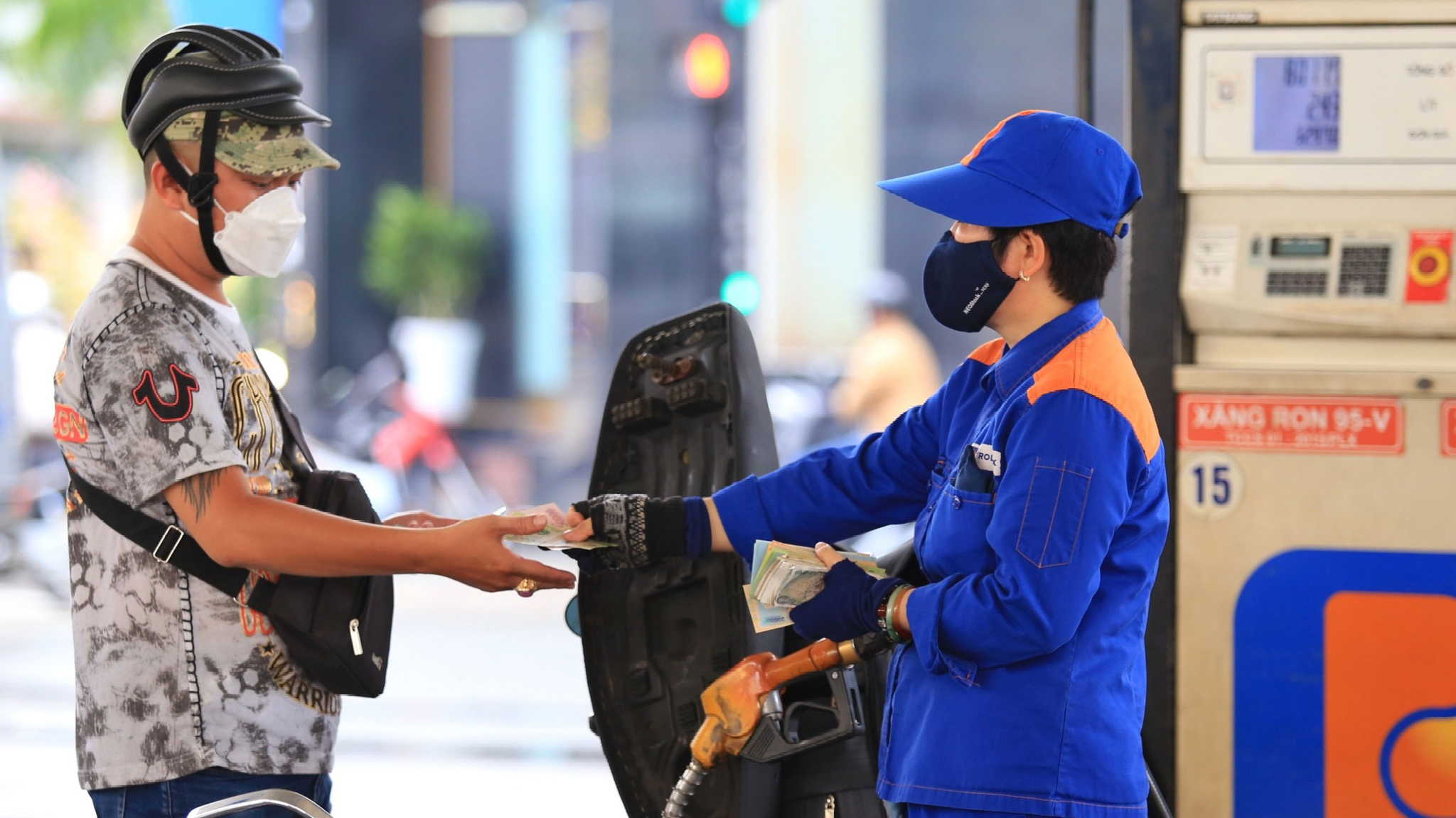 Giá xăng dầu hôm nay 25/01/2024: RON95 vượt ngưỡng 23.000 đồng/lít