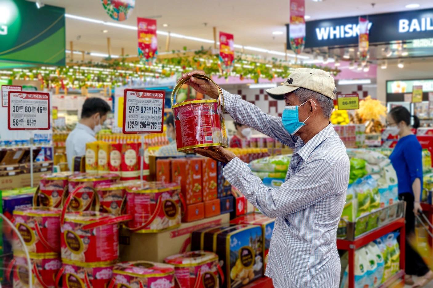 Nhiều siêu thị, chợ truyền thống mở cửa lại, thị trường hàng hóa sôi động hơn