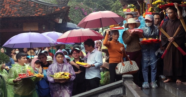 Du khách đội mưa khai hội chùa Hương