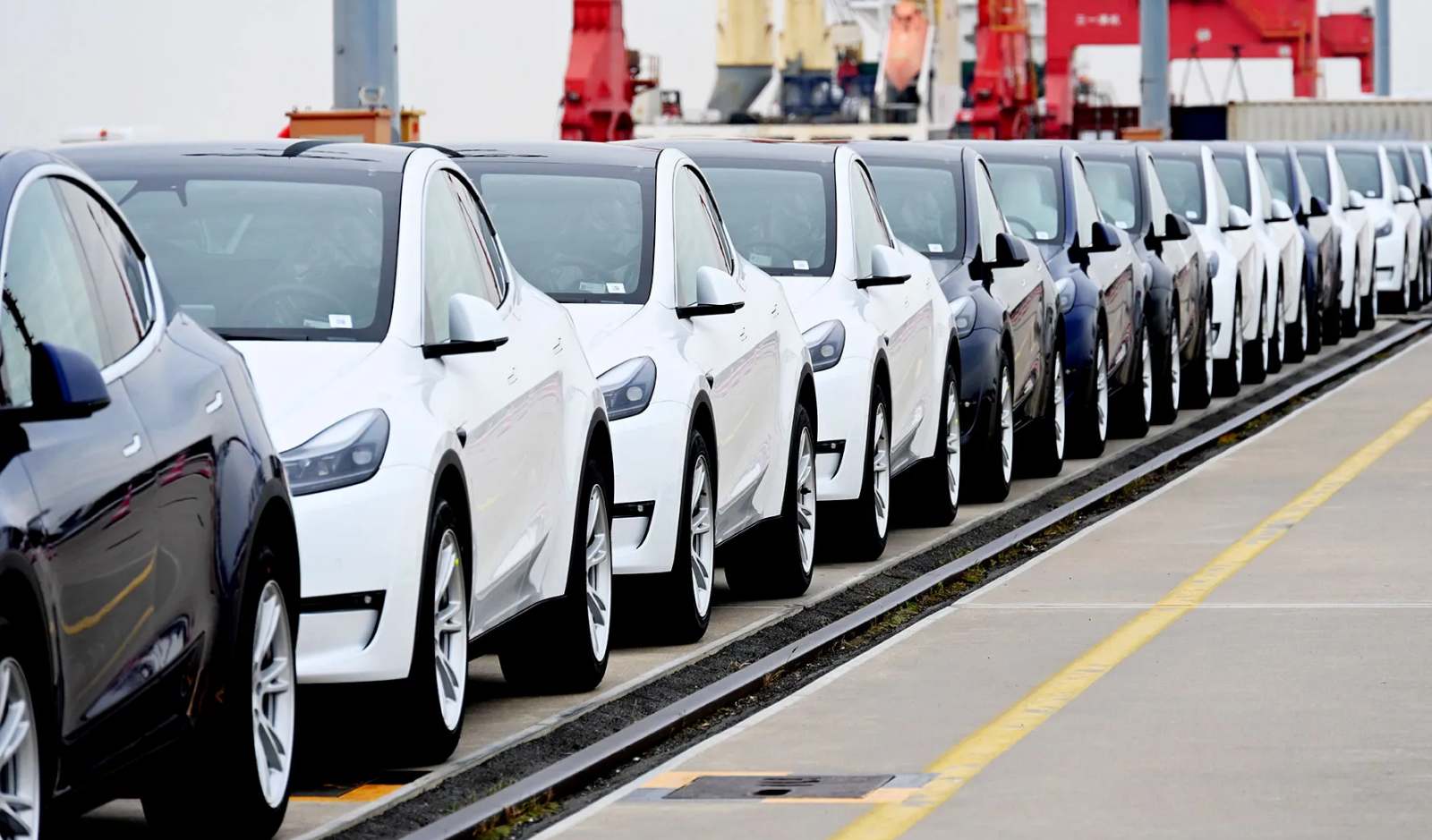 Năm 2024 và 'bài toán' hạ giá thành xe điện
