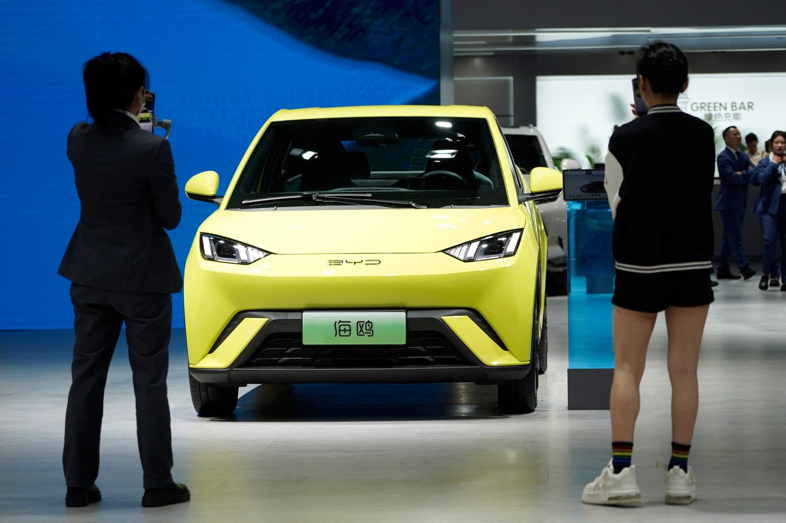 Năm 2024 và 'bài toán' hạ giá thành xe điện 3