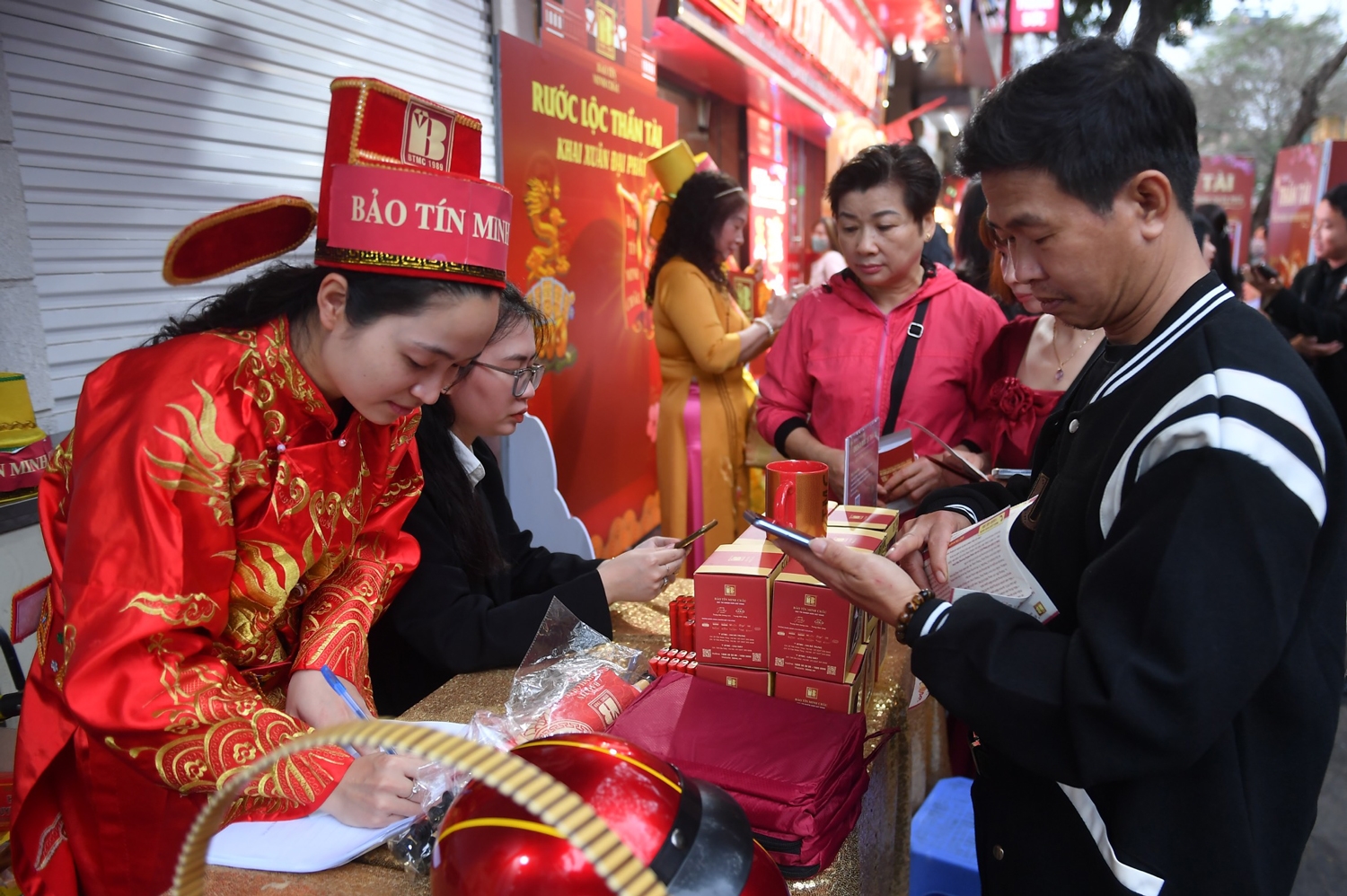 Nhộn nhịp mua vàng ngày vía Thần Tài 4