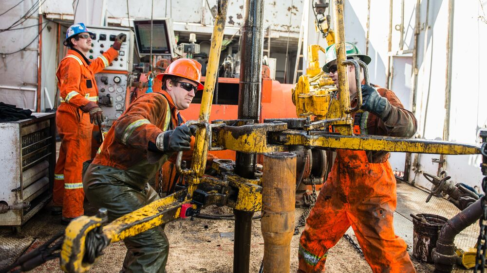 Giá xăng dầu hôm nay 24/2: Lao dốc trở lại, Fed khó sớm giảm lãi suất