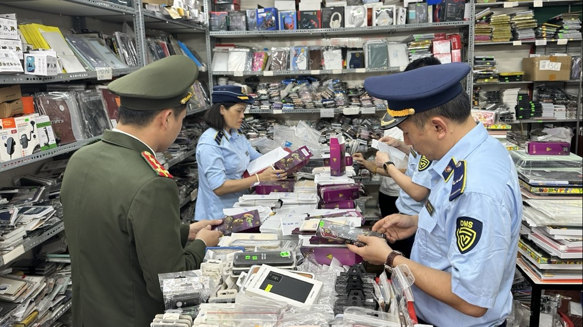 Nghệ An thu giữ gần 2.000 sản phẩm linh kiện điện thoại không rõ nguồn gốc xuất xứ