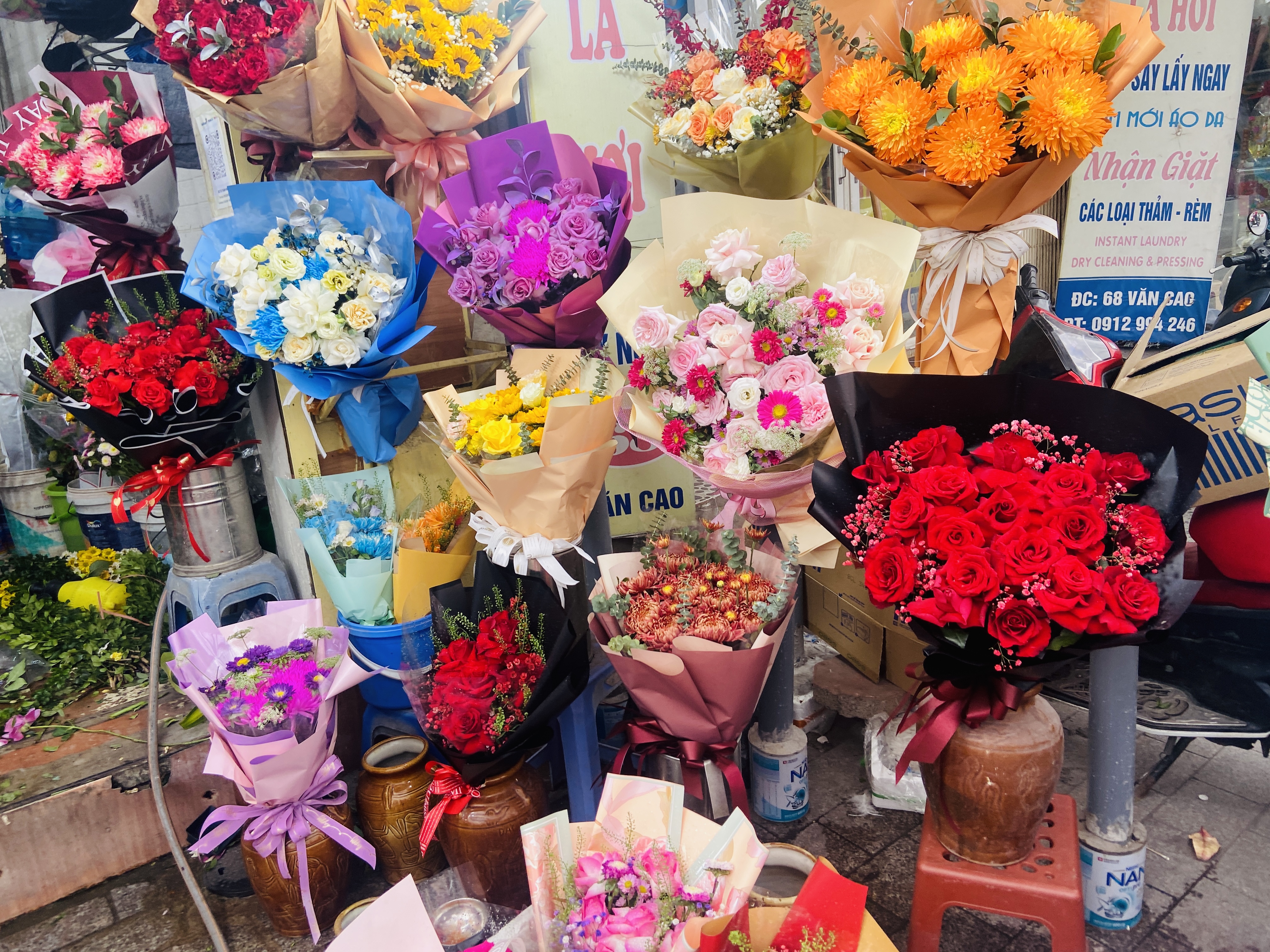 Sức mua kém, giá hoa tươi ngày 8/3 không thể nhích nổi, chỉ loanh quanh 300 nghìn đồng một bó