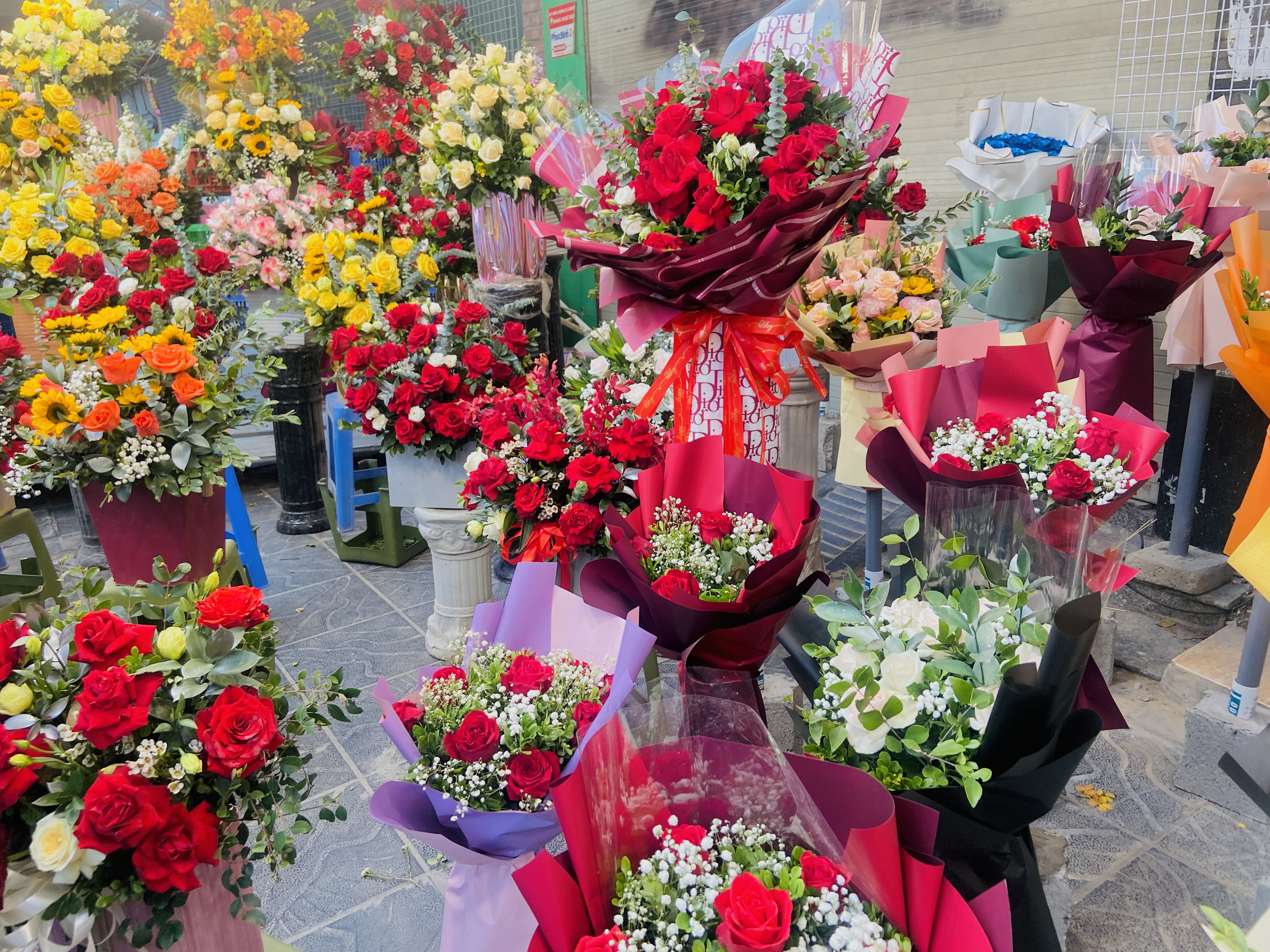 Sức mua kém, giá hoa tươi ngày 8/3 không thể nhích nổi, chỉ loanh quanh 300 nghìn đồng một bó 8