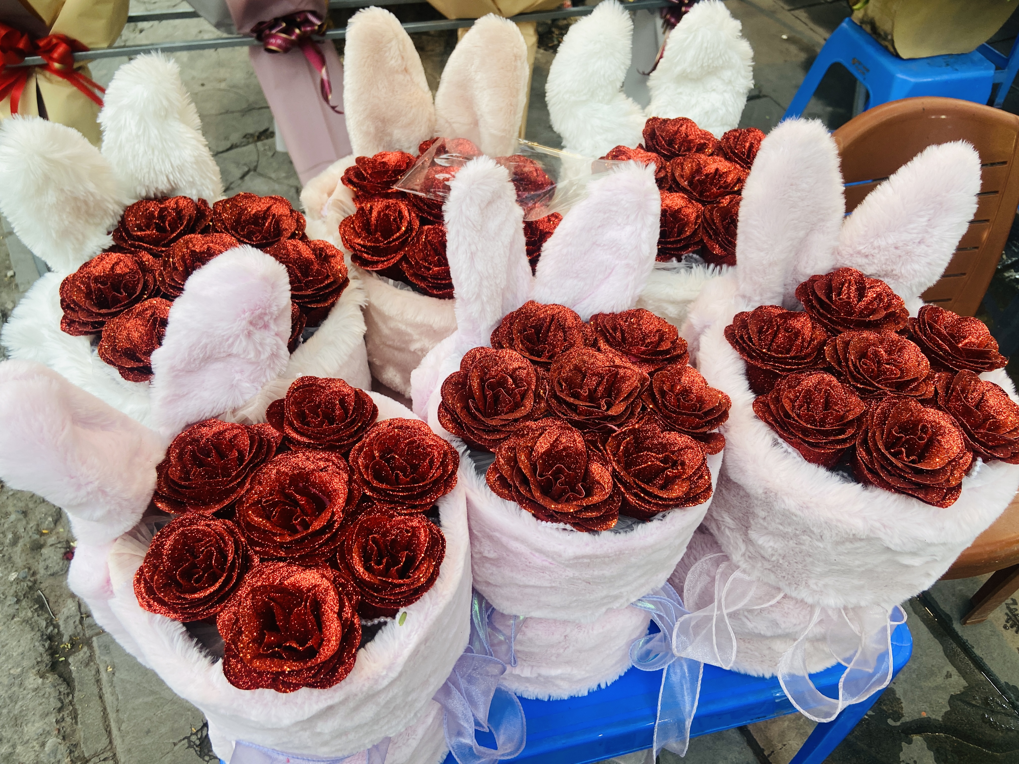 Sức mua kém, giá hoa tươi ngày 8/3 không thể nhích nổi, chỉ loanh quanh 300 nghìn đồng một bó 10