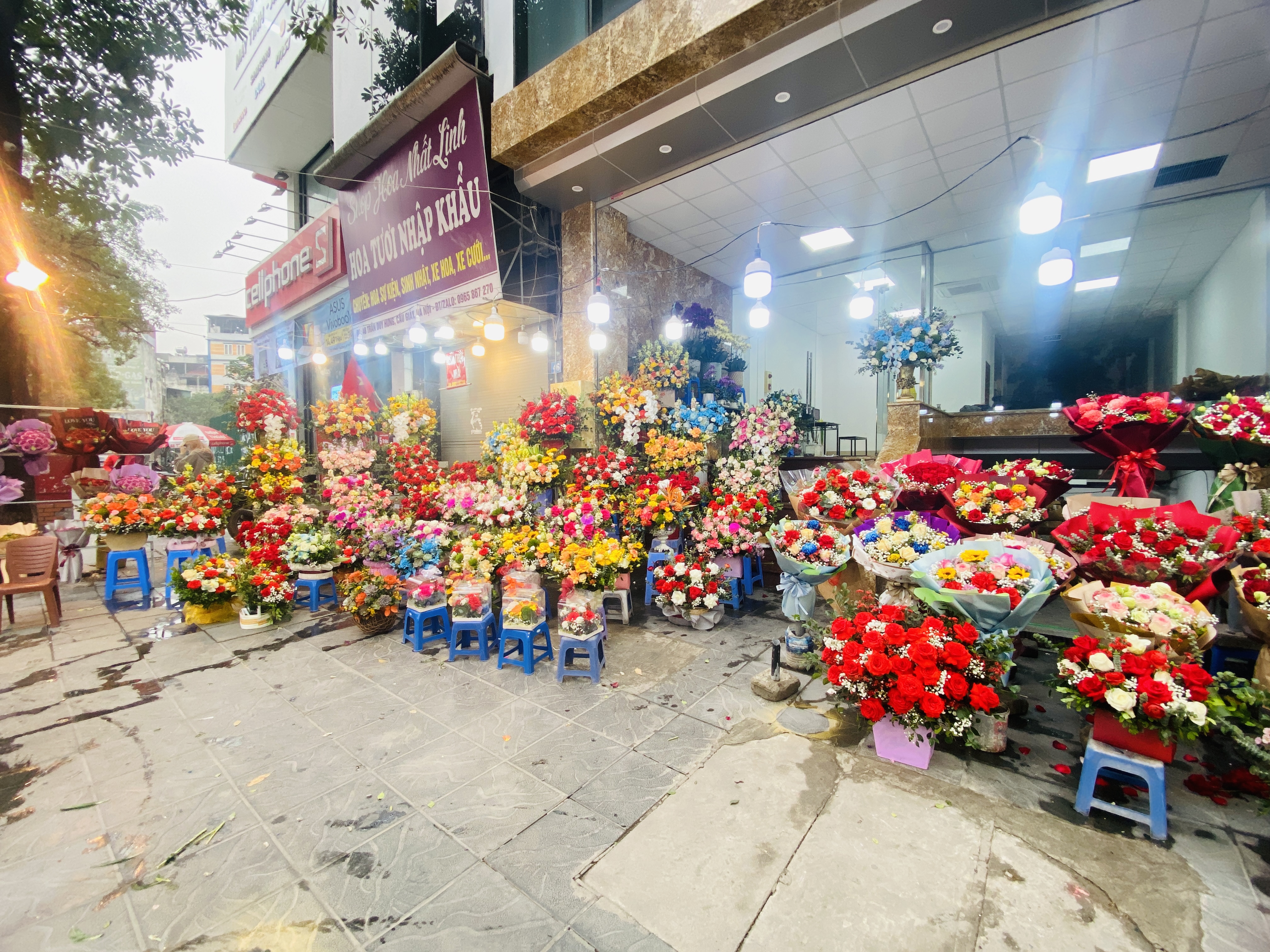 Sức mua kém, giá hoa tươi ngày 8/3 không thể nhích nổi, chỉ loanh quanh 300 nghìn đồng một bó 4