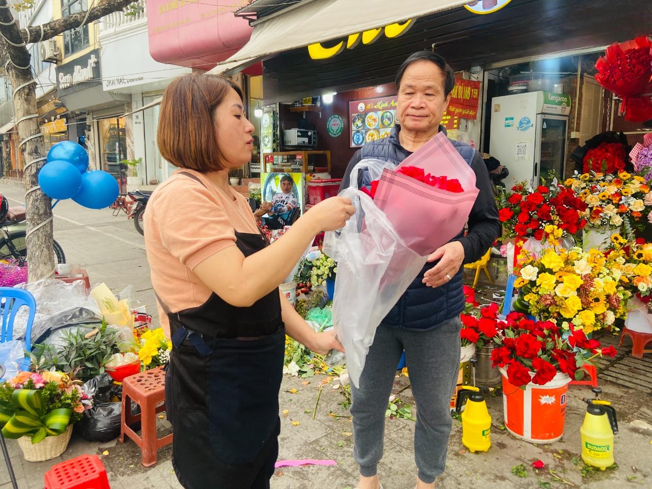 Sức mua kém, giá hoa tươi ngày 8/3 không thể nhích nổi, chỉ loanh quanh 300 nghìn đồng một bó 2