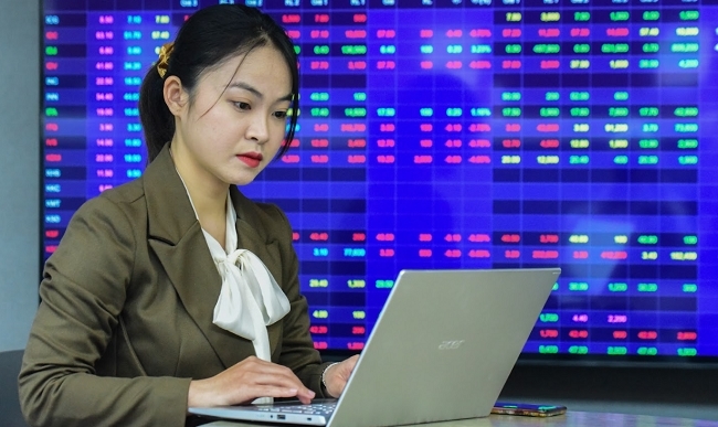 Vĩ mô tích cực kéo dòng tiền trở lại thị trường chứng khoán