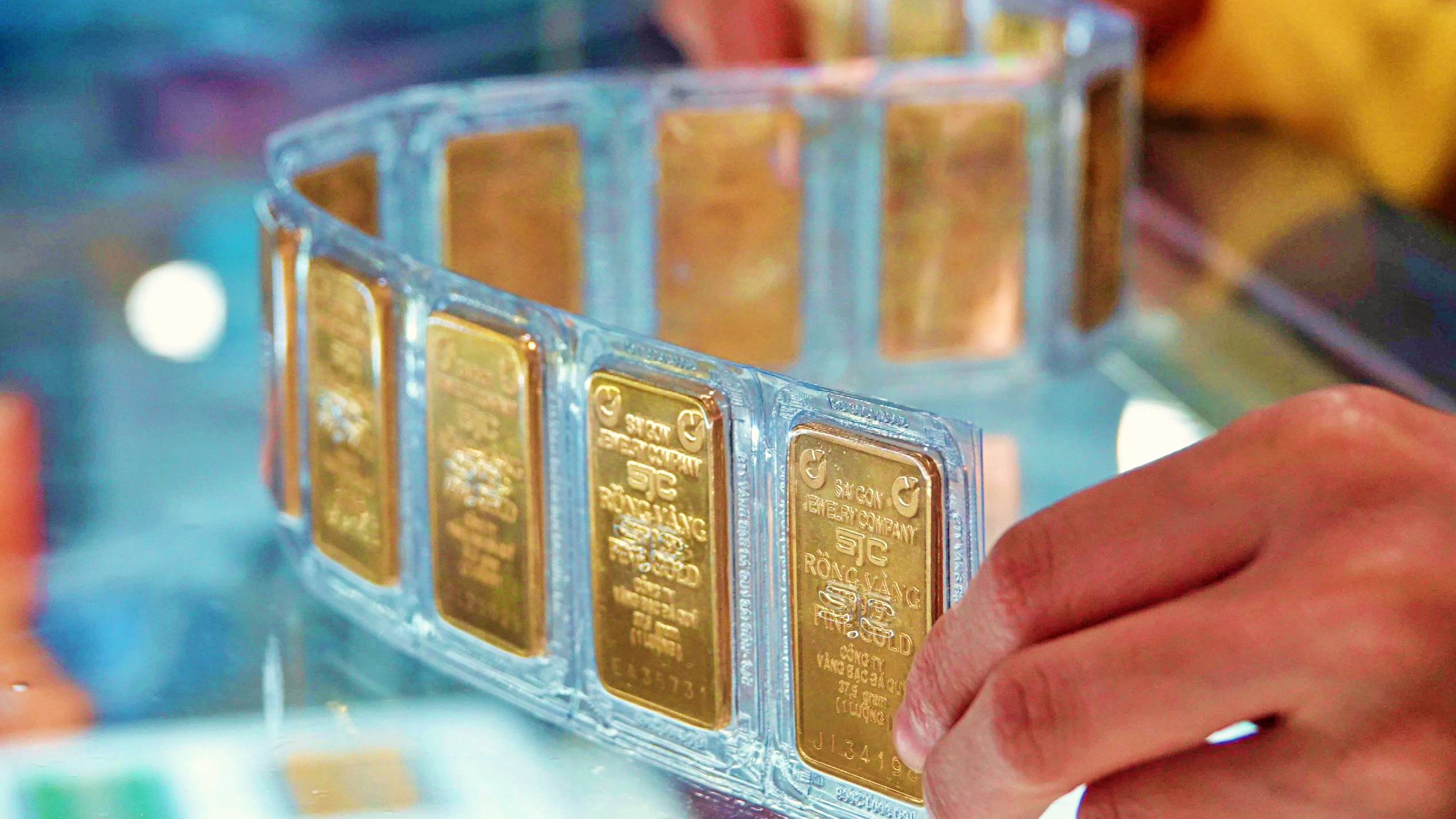 Hạn chế mua bán vàng miếng bằng tiền mặt