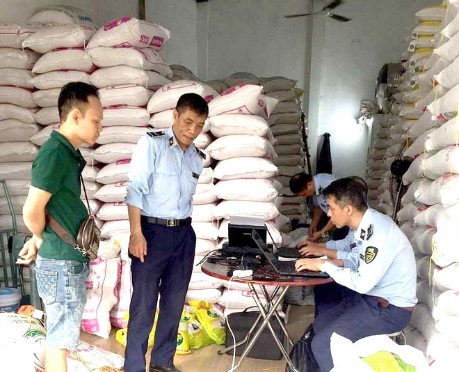 Phát hiện 6 cơ sở kinh doanh gạo có dấu hiệu giả mạo nhãn hiệu