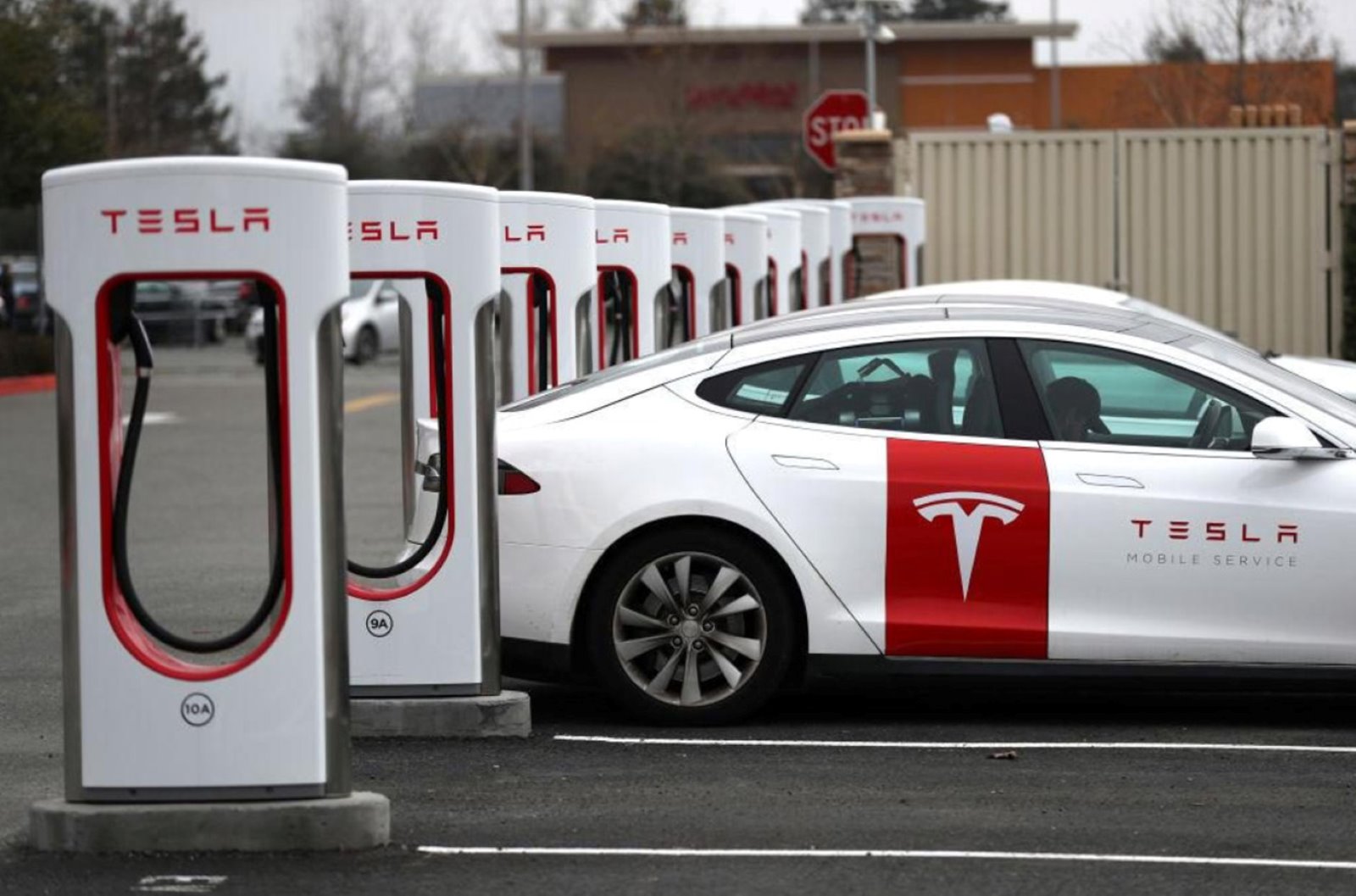 Xe điện Tesla đối mặt bài toán doanh số, khi kẻ dẫn đầu gặp khó