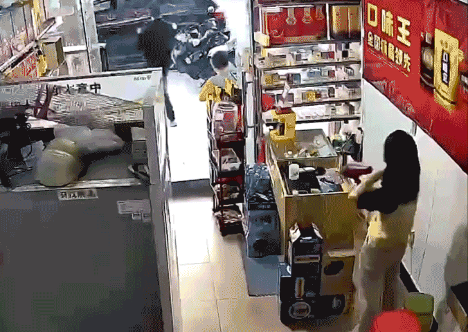 Hai cậu bé nhanh chân thoát nạn khi tòa nhà 7 tầng đổ sập