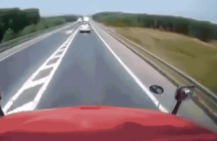 Vượt ẩu, Ford Everest bị container và xe tải đâm văng xuống vệ đường trên cao tốc Cam Lộ - La Sơn