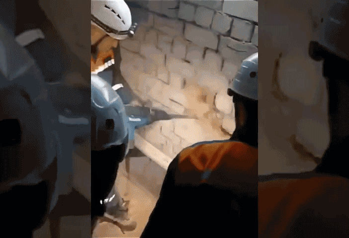 Giải cứu người phụ nữ bị mắc kẹt 3 ngày giữa các bức tường của tòa nhà