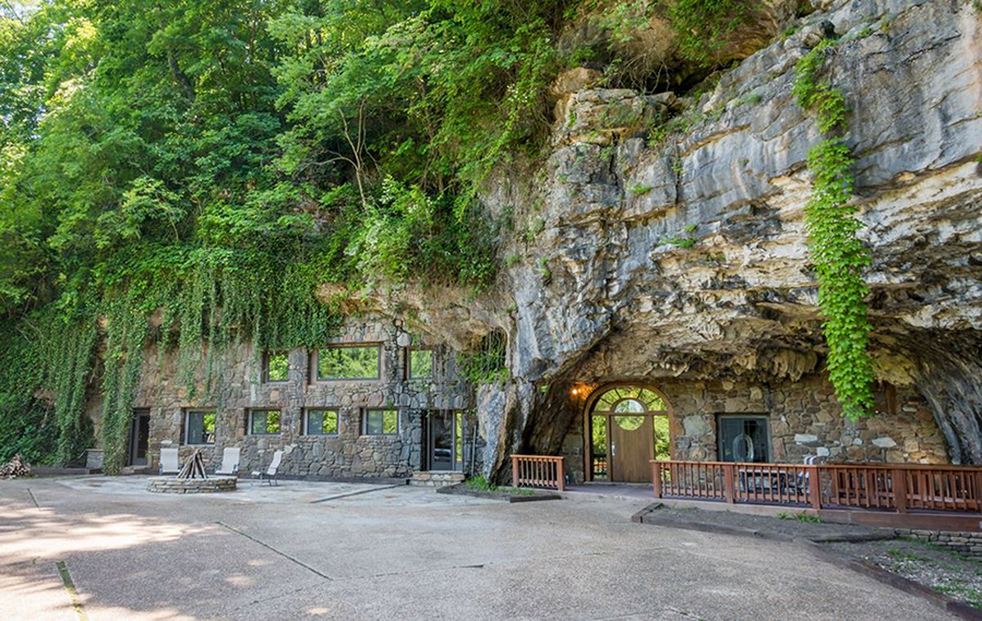 Hang động dùng làm nơi trú ẩn chống bụi phóng xạ bỗng trở thành 'ngôi nhà triệu đô'