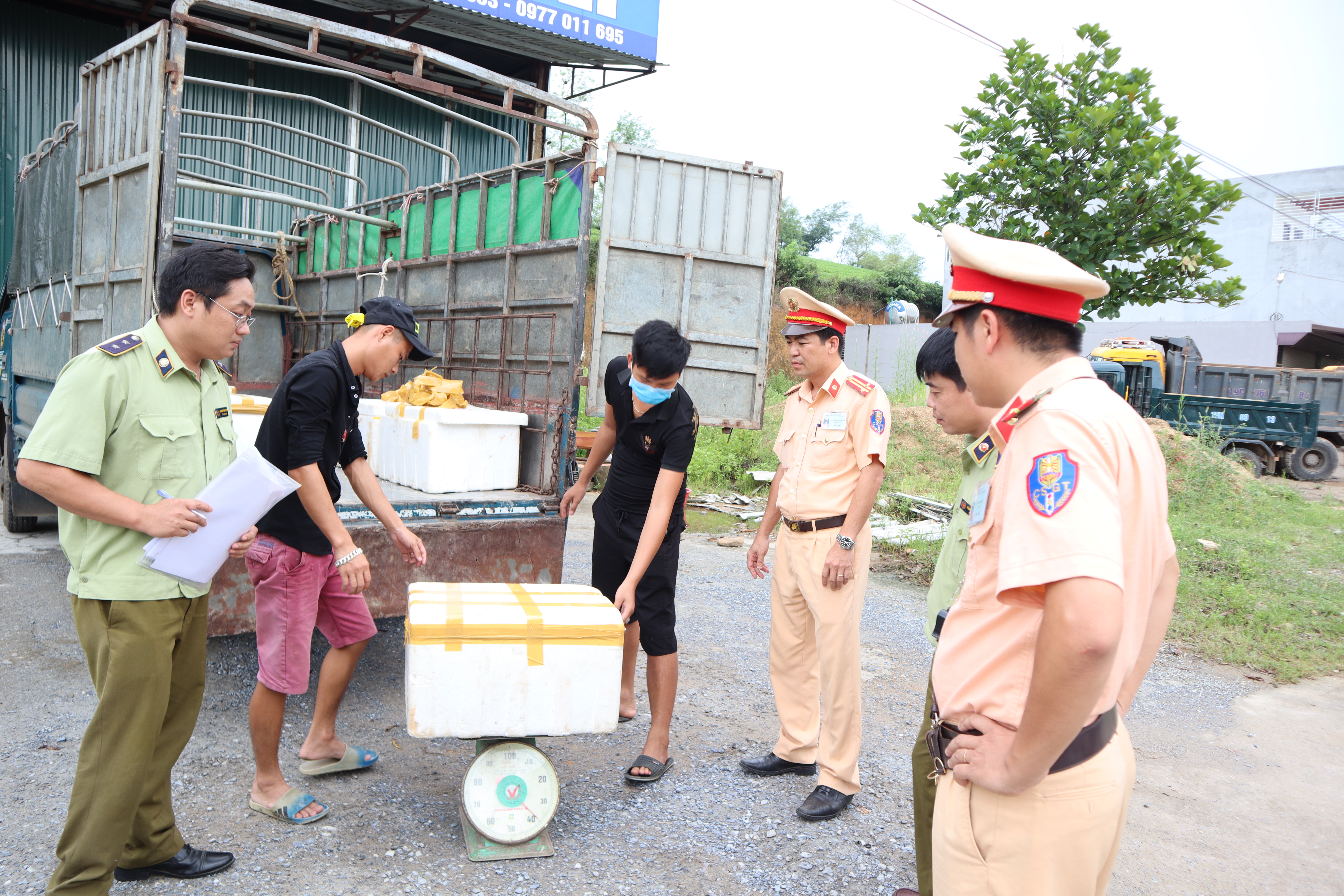 Bất chấp truy quét, thực phẩm không rõ nguồn gốc vẫn tìm cách 'vượt biên' vào Việt Nam 4