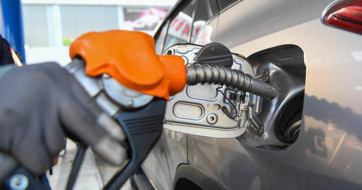 Chiều 29/2, giá xăng RON95 tăng lên gần 24.000 đồng/lít