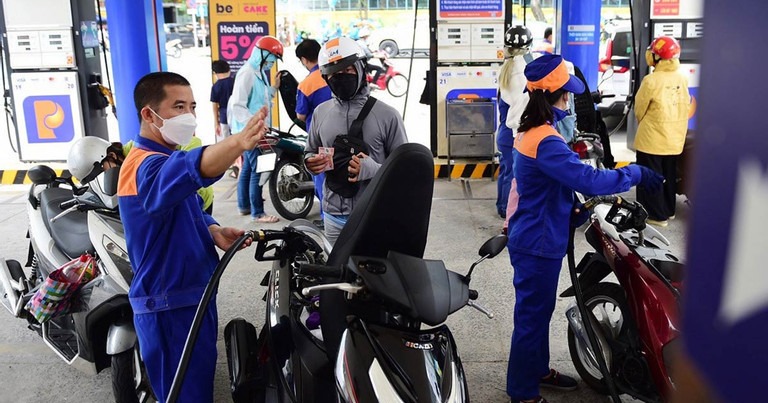 Giá xăng RON95-III vượt ngưỡng 24.000 đồng/lít