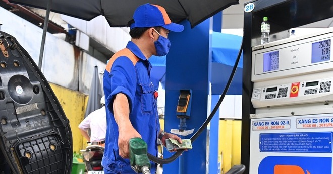 Giá dầu giảm nhẹ, RON95 giảm hơn 300 đồng/lít