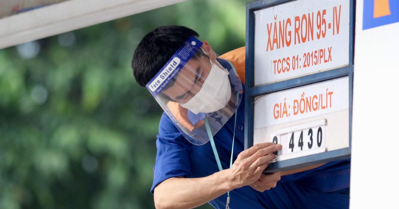 Giá xăng đồng loạt giảm nhẹ, RON95-III có giá hơn 23.500 đồng/lít