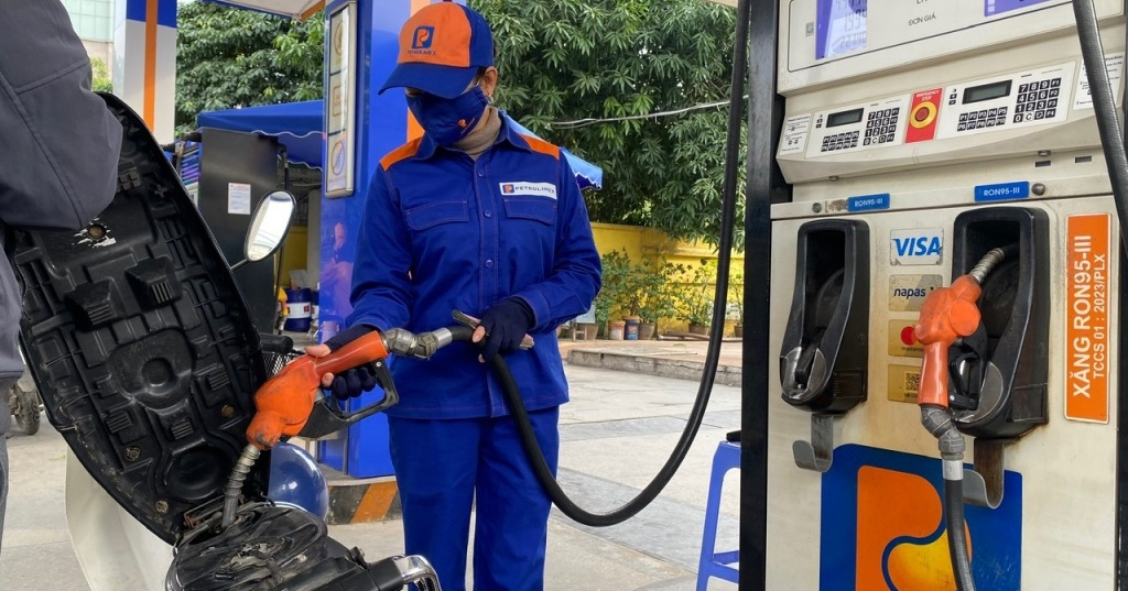 Giá xăng dầu đồng loạt tăng, RON95 hơn 24.000 đồng/lít