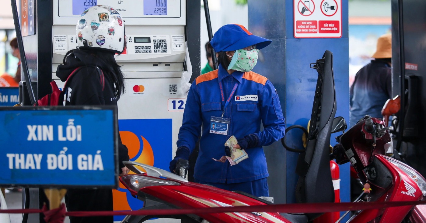 Giá xăng RON95-III giảm 15 đồng/lít