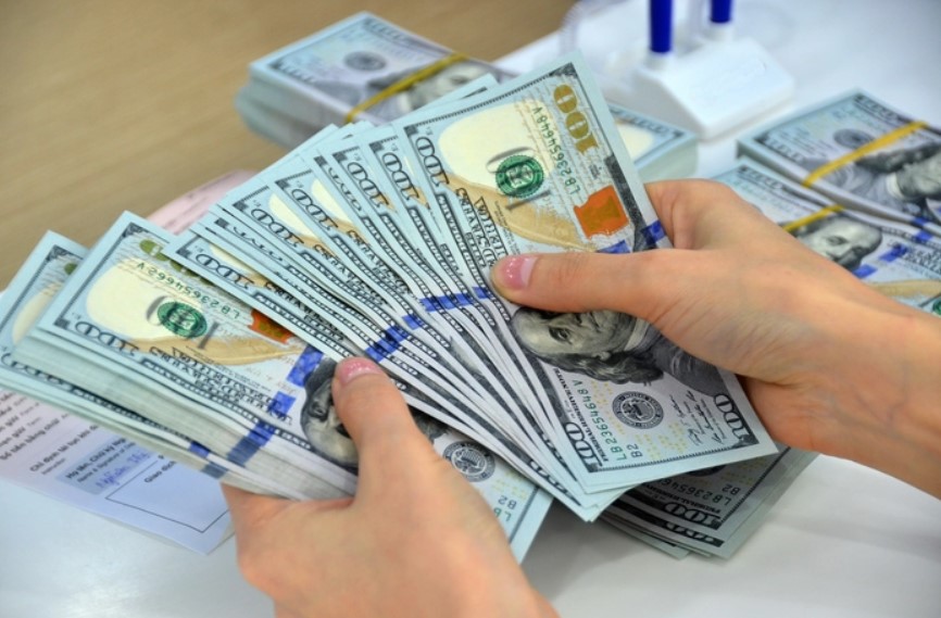 Nghiêm cấm khuyến mại dưới mọi hình thức khi nhận tiền gửi bằng đô la Mỹ