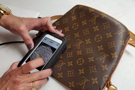 Nước cờ AI trong cuộc chiến chống hàng giả, hàng nhái trên các sàn thương mại điện tử