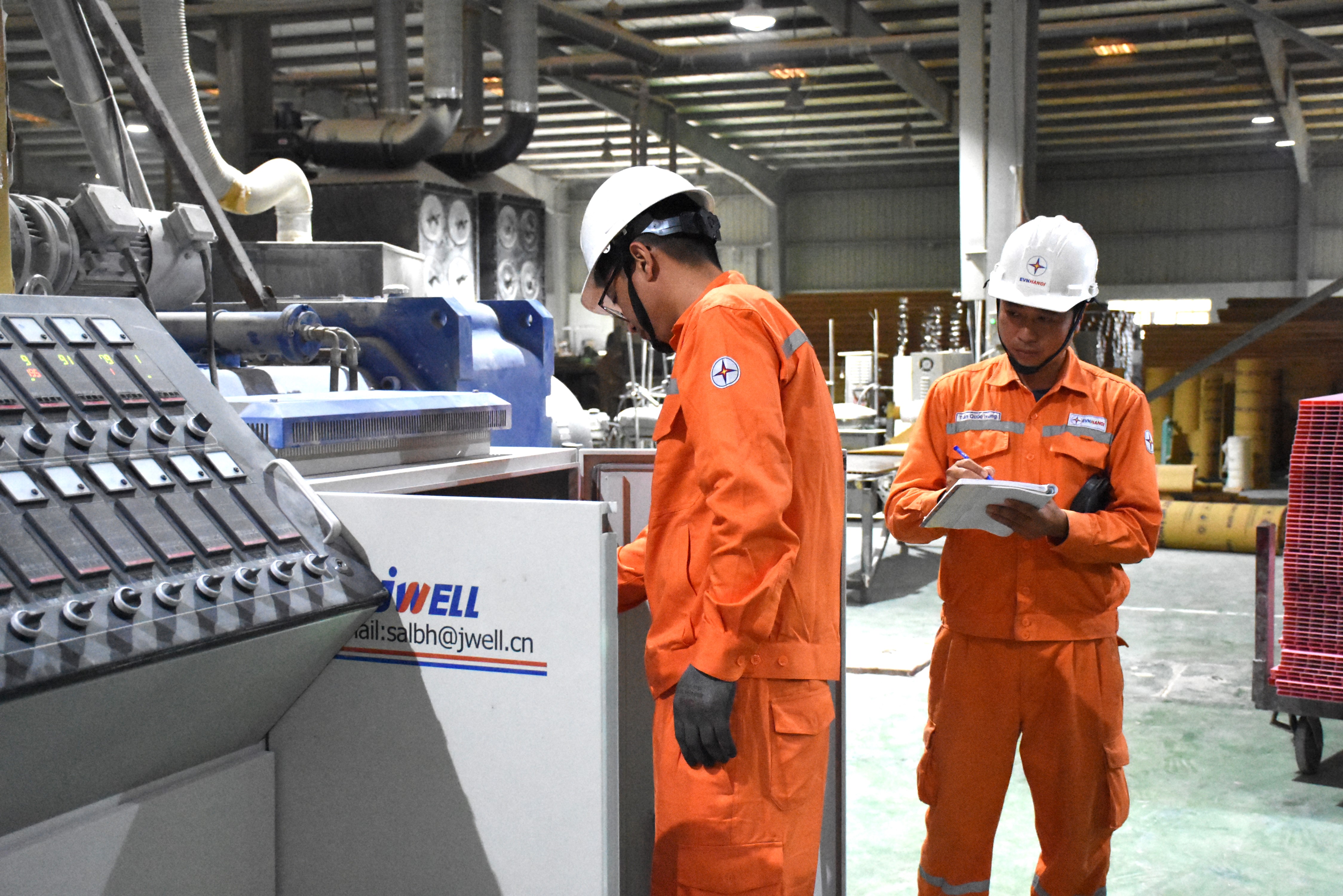 EVNHANOI: giảm áp lực cung cấp điện mùa nắng nóng